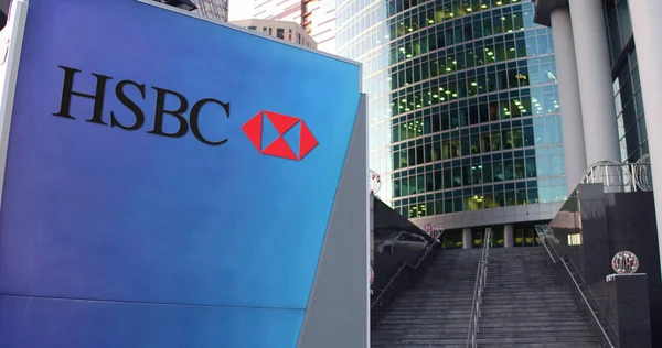 Panneau de signalisation avec logo HSBC. Moderne gratte-ciel du centre de bureau et fond d'escalier. Editorial rendu 3D — Photo
