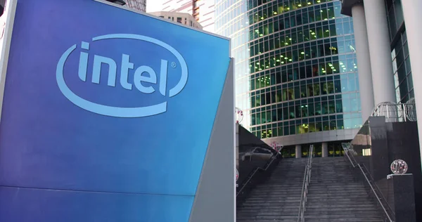 Gatan skyltar ombord med Intel Corporation logotyp. Moderna kontors center skyskrapa och trappor bakgrund. Redaktionella 3d-rendering — Stockfoto