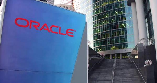 Cartello stradale con logo Oracle Corporation. Moderno centro direzionale grattacielo e scale di sfondo. Rendering editoriale 3D — Foto Stock