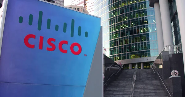 Pouliční nápisy deska s logem společnosti Cisco Systems. Moderní kancelářské centrum mrakodrap a schody pozadí. Úvodník 3d vykreslování — Stock fotografie