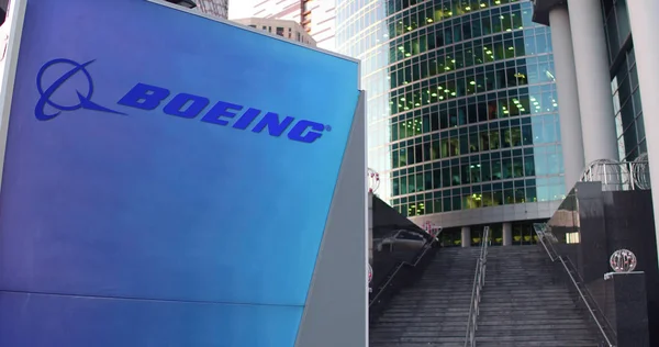 Oznakowanie ulicy deska z logo firmy Boeing. Nowoczesne biuro centrum drapacz chmur i schody tło. Redakcji renderowania 3d — Zdjęcie stockowe