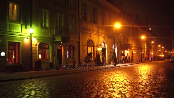 WARSAW, POLONIA - 28 DE NOVIEMBRE DE 2016. Calle del casco antiguo por la noche. Ciudad europea 4K steadicam video — Vídeos de Stock