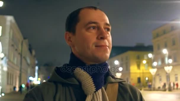 Hombre feliz caminando por la vieja calle nocturna del centro de la ciudad. 4K steadicam video — Vídeo de stock