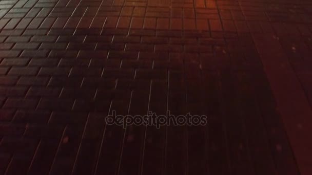 Městské dlažbě v noci zblízka 4 k steadicam videa — Stock video