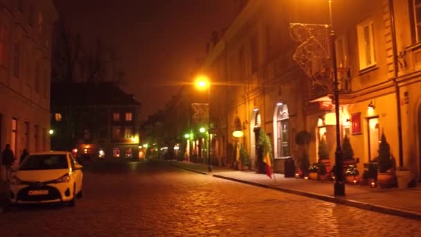WARSAW, POLONIA - 28 DE NOVIEMBRE DE 2016. Calle del casco antiguo por la noche. Ciudad europea 4K steadicam video — Vídeos de Stock