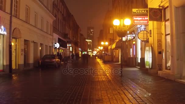 WARSAW, POLONIA - 28 DE NOVIEMBRE DE 2016. Calle del casco antiguo en la noche nevada. Ciudad europea 4K steadicam video — Vídeos de Stock