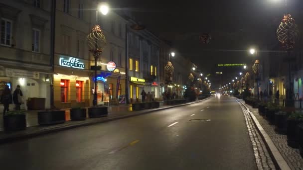 WARSAW, POLONIA - 28 NOVEMBRE 2016. Strada decorata di Natale di notte. Città europea 4K video steadicam — Video Stock