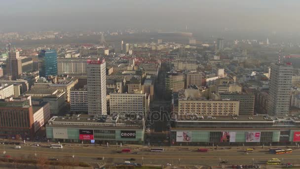 Varšava, Polsko - 26 listopadu 2016. Nákupní centrum, autobusové a parkování za slunečného dne. 4k zobrazit shora video — Stock video