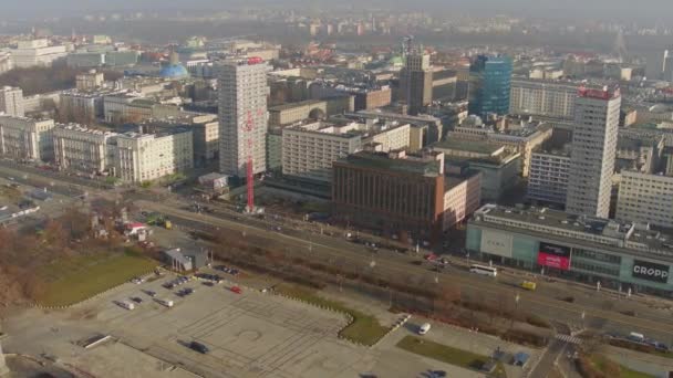 Warszawa - 26 listopada 2016. Centrum handlowe City i ruch uliczny w słoneczny dzień. 4 k wideo pan — Wideo stockowe