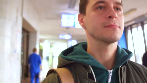 Hombre caucásico serio caminando en el aeropuerto. Turismo, viajes, conceptos de búsqueda. 4K steadicam video — Vídeo de stock