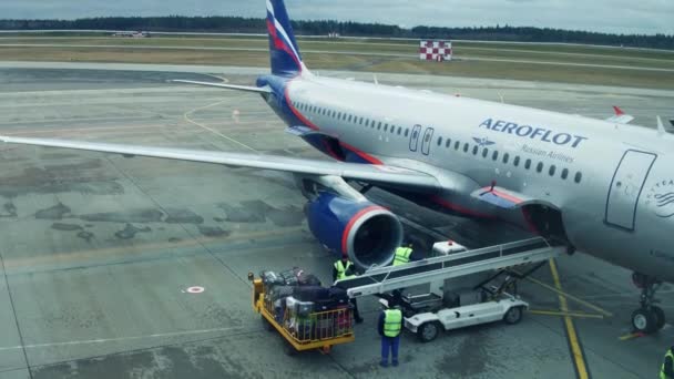 MINSK, BELARUS - 25 DE NOVIEMBRE DE 2016. Ruso Aeroflot Airbus A320 equipaje de avión que se descarga en el aeropuerto 4K video — Vídeos de Stock