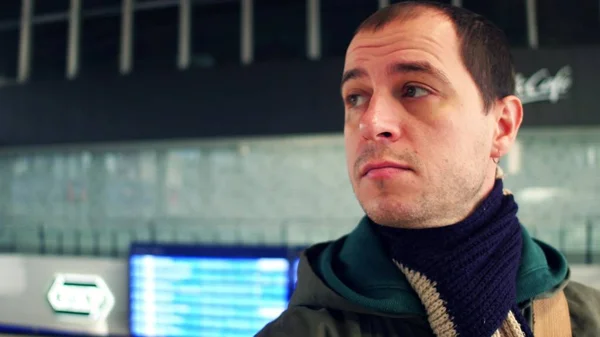 Homme fatigué marchant et regardant autour de la gare moderne — Photo