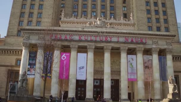 WARSAW, POLONIA - 26 DE NOVIEMBRE DE 2016. Monumento local, Palacio de la Cultura y la Ciencia fue construido en 1955, es el edificio más alto del país. Vídeo 4K — Vídeos de Stock