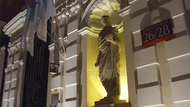 WARSAW, POLONIA - 28 DE NOVIEMBRE DE 2016. Estatua femenina en la noche 4K steadicam video — Vídeo de stock