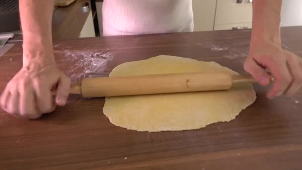 Déploiement de la pâte à pâtes avec rouleau à pâtisserie. Cuisine amateur à la maison. 4K steadicam gros plan — Video