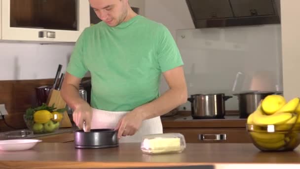 Man dessert thuis koken. 4 k steadicam schot — Stockvideo