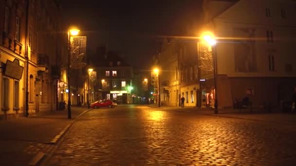 WARSAW, POLONIA - 28 DE NOVIEMBRE DE 2016. Calle del casco antiguo por la noche. Ciudad europea 4K steadicam shot — Vídeos de Stock