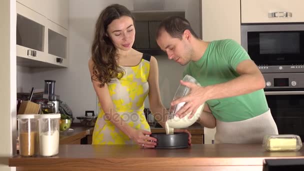 Mężczyzna i Kobieta, wspólne gotowanie w domu. 4 k steadicam wideo — Wideo stockowe