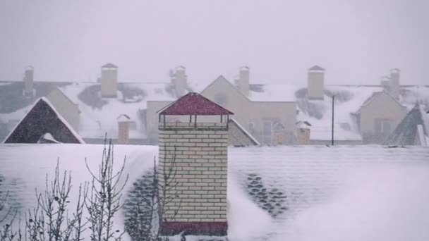 Vidéo panoramique au ralenti de tempête de neige au-dessus des maisons résidentielles en hiver — Video