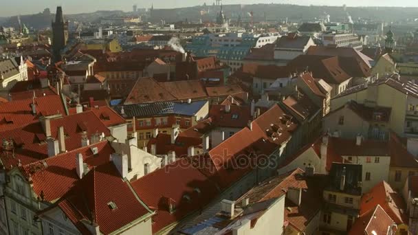 Techos de azulejos del casco antiguo de Praga en un día soleado, República Checa. 4K vista panorámica panorámica — Vídeos de Stock