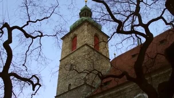 Steadicam βολή της φύλλα δέντρων κατά τον Henry εκκλησία του St και St Kunhuta στην Πράγα, Τσεχική Δημοκρατία. χαμηλή γωνία 4 k βίντεο — Αρχείο Βίντεο