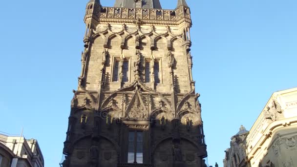 PRAGUE, REPÚBLICA CHECA - 3 DE DEZEMBRO DE 2016. 4K steadicam tiro da famosa torre gótica do pó na cidade velha. Antiga cidade europeia vista de rua — Vídeo de Stock