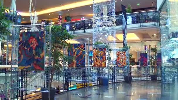 PRAGUE, REPÚBLICA CHECA - 3 DE DEZEMBRO DE 2016. Steadicam tiro de Natal decorado moderno shopping Palladium. Vídeo 4K — Vídeo de Stock