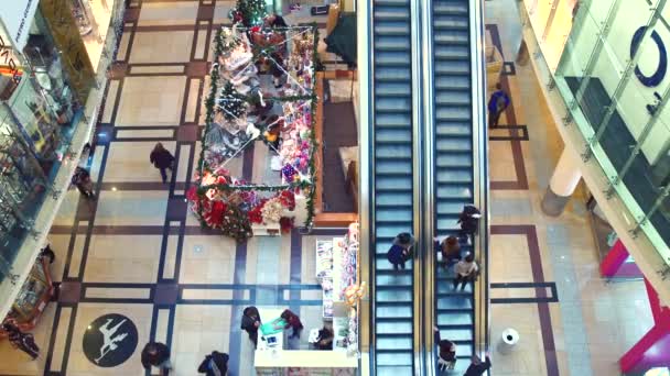 Прага, Чехія - 3 грудня 2016. 4 к вид зверху постріл сходи торговий центр і сувенірний магазин — стокове відео