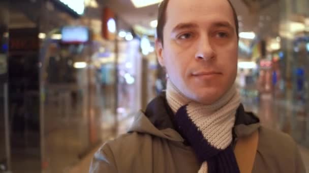 Steadicam close-up schoot een man walking in winkelcentrum. 4k video — Stockvideo