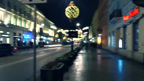 Warschau weihnachtlich geschmückte Straße am Abend. Dynamischer Blickwinkel einer europäischen Stadt 4k Hyperlapse — Stockvideo