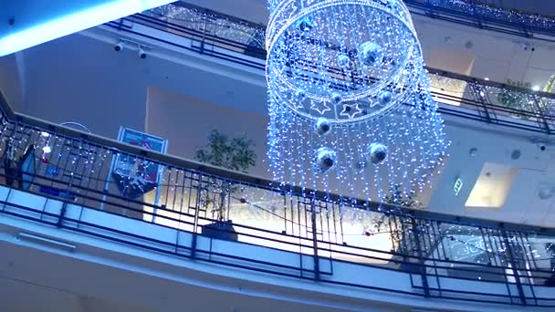 PRAGUE, RÉPUBLIQUE TCHÈQUE - 3 DÉCEMBRE 2016. Poêle à angle bas 4K plan de Noël décoré centre commercial moderne — Video