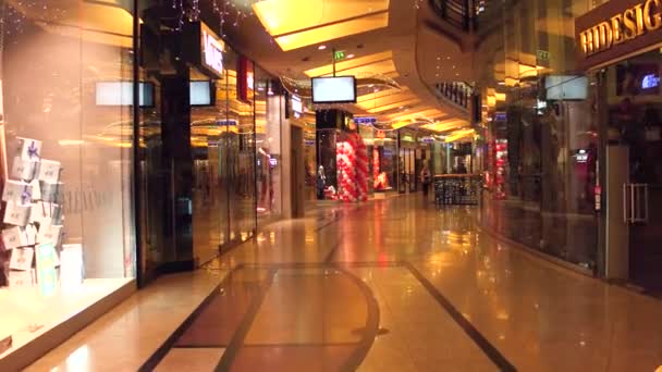 Prague, Çek Cumhuriyeti - 3 Aralık 2016. Modern alışveriş merkezi Palladium Steadicam vurdu. 4k video — Stok video