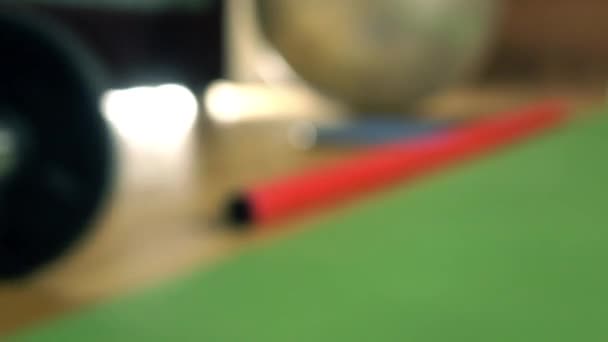 デフォーカス アマチュア フィットネス機器 - ダンベル、ヨガマット、タオル、ボディ バー、フィット ボール 4 k ビデオ背景ボケ ドリー — ストック動画