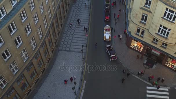 PRAGA, REPÚBLICA CHECA - 3 DE DICIEMBRE DE 2016. 4K plano vertical de una calle estrecha en el casco antiguo. Antigua ciudad europea vista de ángulo alto — Vídeo de stock