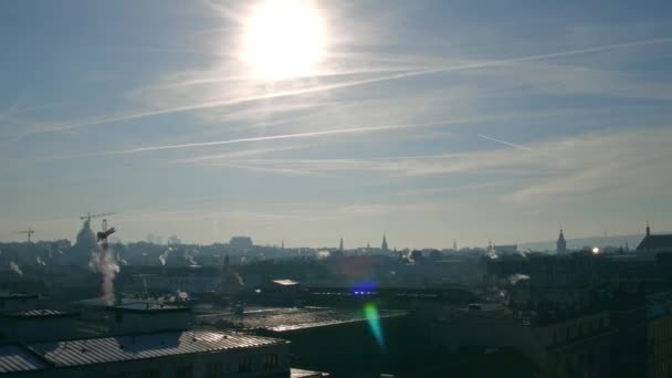 Bakgrundsbelyst tak och spiror av gamla stan i Prag på en solig dag, Tjeckien. 4 k översikt pan skott — Stockvideo