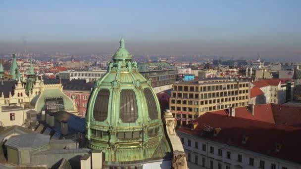 Prága, Cseh Köztársaság - 2016. December 3. Lejtős csempe tetők, kupolák és gótikus spires a régi város egy napsütéses napon. 4 k áttekintése pán lövés — Stock videók