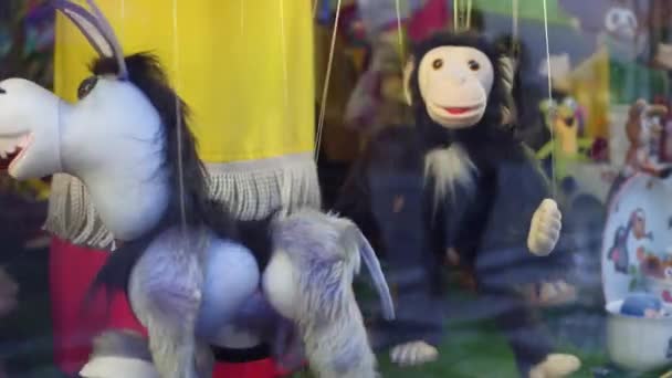 Prague, Tsjechië - 3 December 2016. Verplaatsen van marionetten op de snaren in een showcase van lokale speelgoedwinkel. 4k video — Stockvideo