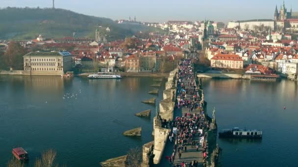 Famoso puente de Carlos y distante castillo de Praga en un día soleado, República Checa. Vídeo panorámico 4K — Vídeo de stock
