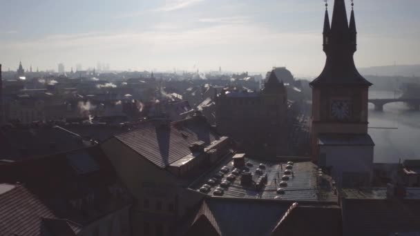 PRAGA, REPUBBLICA CECA - 3 DICEMBRE 2016. Torre dell'orologio a spirale vicino al fiume Moldava e tetti inclinati in una giornata di sole. 4K pan shot — Video Stock