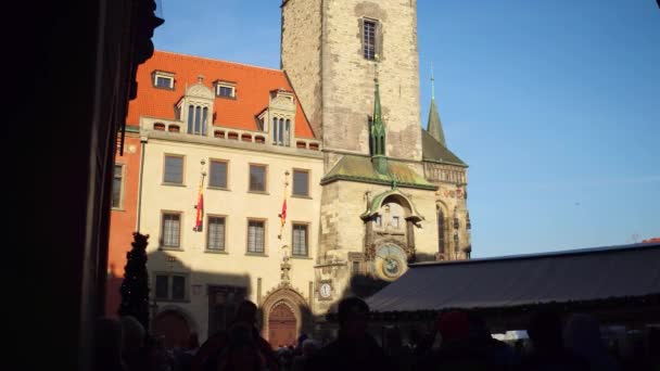 Torre del reloj con mirador en el casco antiguo de Praga y siluetas de turistas. Antigua ciudad europea calle 4K video — Vídeos de Stock