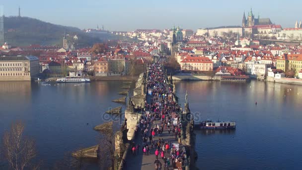Karlsbron och avlägsna gamla Pragborgen på en solig dag, Tjeckien. 4 k översikt skott — Stockvideo