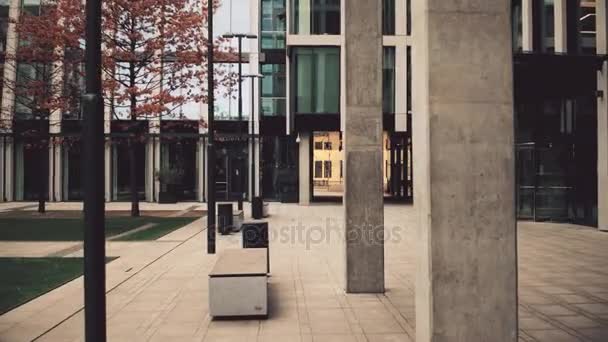 PRAGA, REPÚBLICA CHECA - 3 DE DICIEMBRE DE 2016. 4K steadicam tiro de centro de negocios caro moderno. Edificios de oficinas con grandes ventanales y patio de otoño — Vídeos de Stock