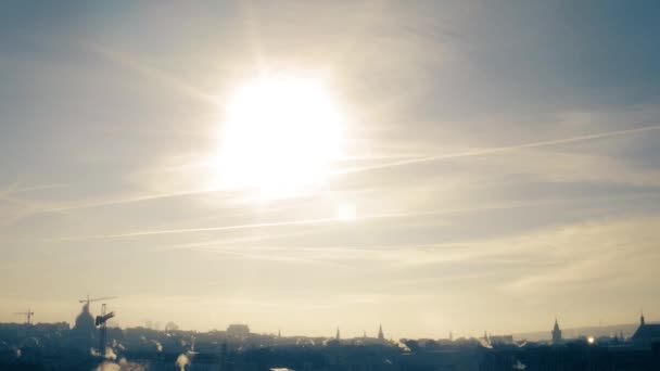 Στέγες της παλιάς πόλης της Πράγας και απομακρυσμένα εργοτάξια σε μια ηλιόλουστη ημέρα, Δημοκρατία της Τσεχίας. 4 k βίντεο τηγάνι — Αρχείο Βίντεο