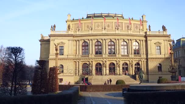 PRAGUE, REPÚBLICA CHECA - 3 DE DEZEMBRO DE 2016. 4K steadicam vídeo do Conservatório de Praga em um dia ensolarado — Vídeo de Stock