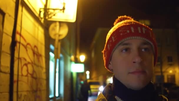 ステディカムのクローズ アップは、夜の通りを歩いて人のショット。4 k ビデオ — ストック動画