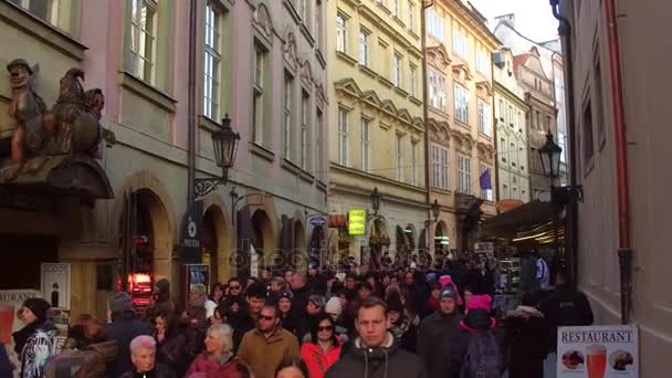 Prága, Cseh Köztársaság - 2016. December 3. 4 k Steadicamnél fej lövés zsúfolt, szűk utcában, a régi város. Népszerű turisztikai desztináció — Stock videók