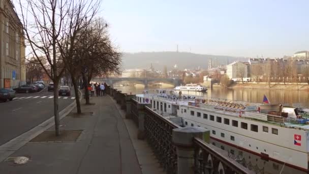 PRAGUE, RÉPUBLIQUE TCHÈQUE - 3 DÉCEMBRE 2016. 4K steadicam shot de bateaux de la rivière Vltava et remblai — Video