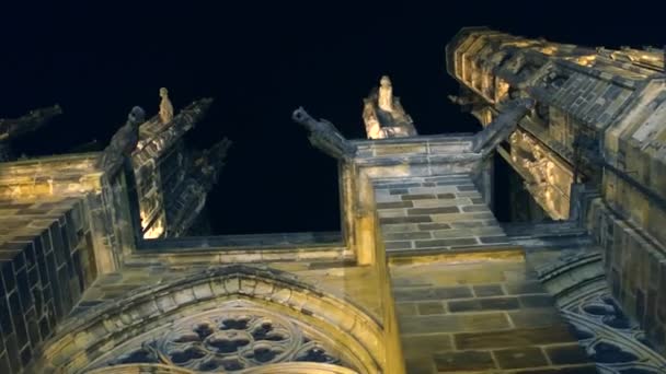 Catedral de São Vito à noite, vista de baixo ângulo. A maior e mais importante igreja do país. Praga, República Checa. 4K steadicam tiro — Vídeo de Stock