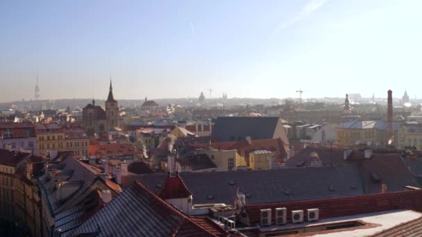 Prag, Tjeckien - 3 December 2016. Vackra kupoler, sluttande tak och gotiska spiror av gamla stan. 4 k pan skott — Stockvideo