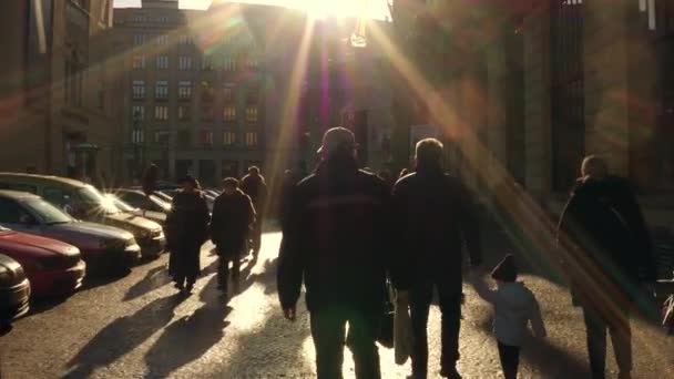 PRAGUE, REPÚBLICA CHECA - 3 DE DEZEMBRO DE 2016. 4K steadicam tiro de rua turística lotada contra o sol ardente — Vídeo de Stock